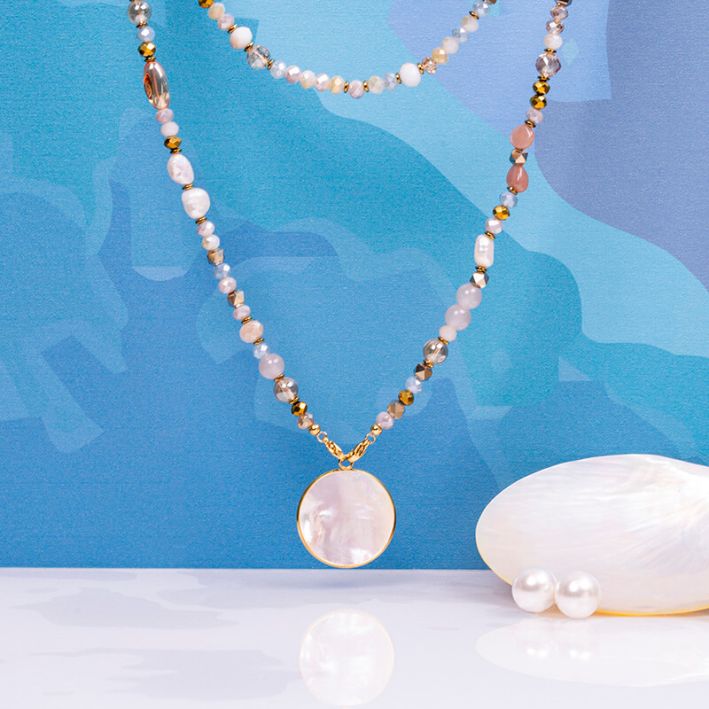 Sautoir EDEN sable alliance de perles, cristal, pierres et médaille de nacre