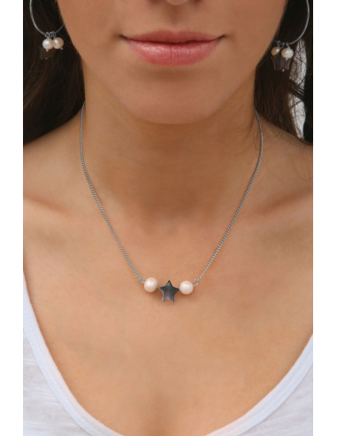 Collier étoile de nacre naturelle noire entourée de deux perles de culture blanches