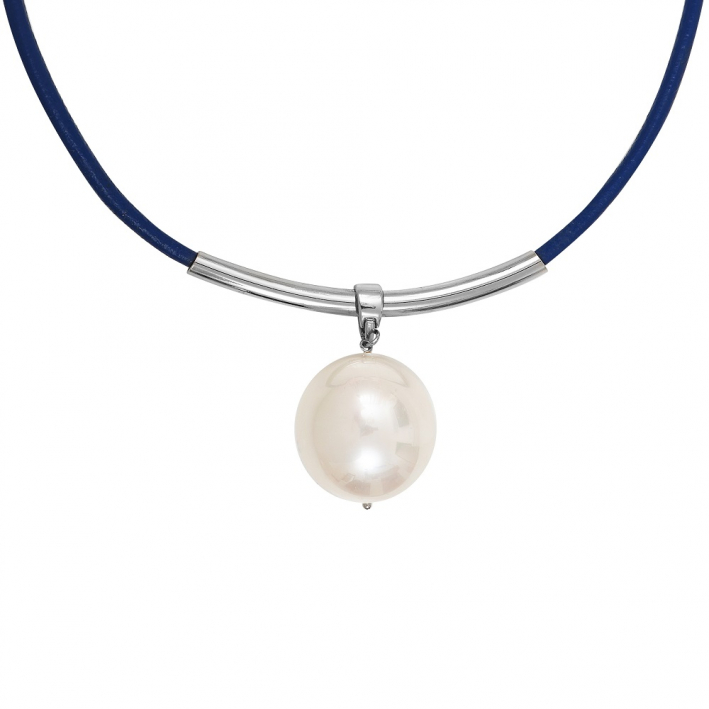 Collier perle disque rond de nacre blanche sur cuir bleu marine