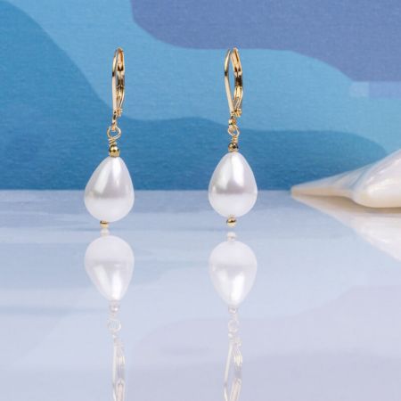 Boucles d'oreilles perles nacre gouttes blanches et hématite