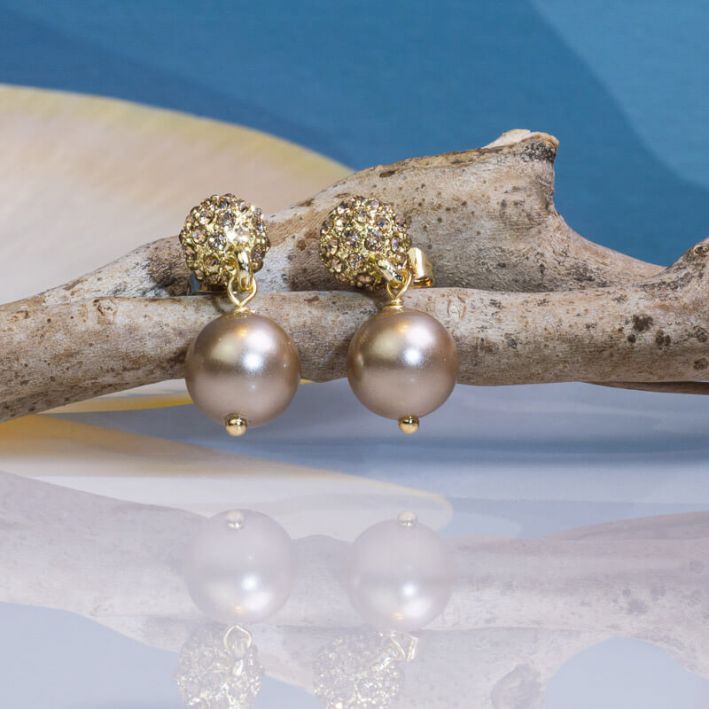 Boucles d'oreilles perles de nacre dorée sur shamballa