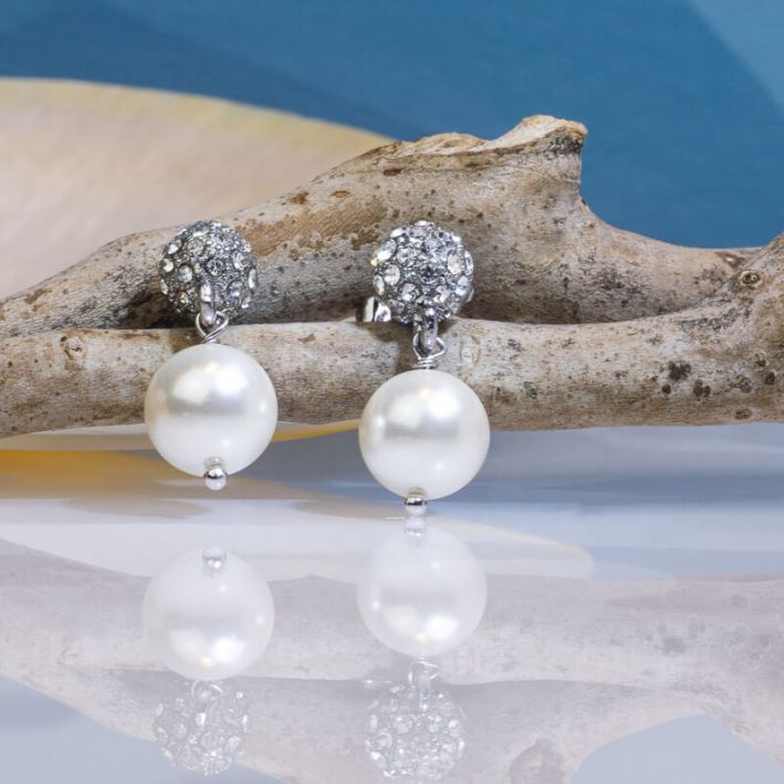 Boucles d'oreilles perles de nacre blanche sur shamballa