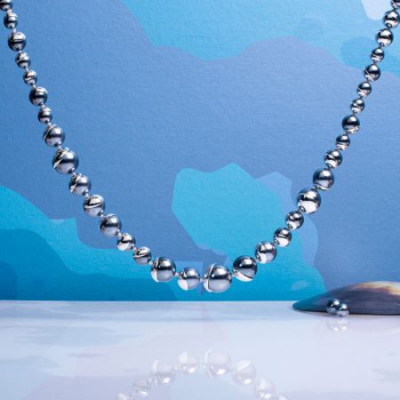Collier perles nacre noire couronnées d'argenté