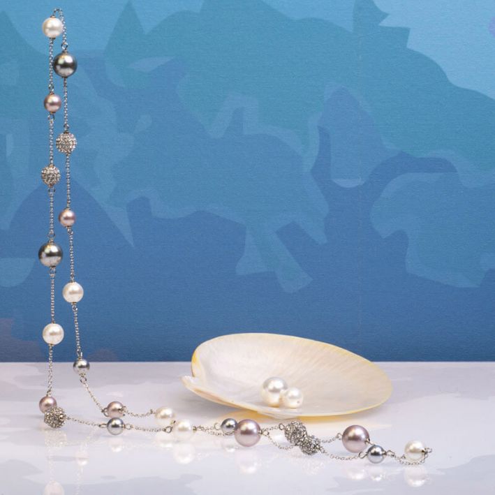 Sautoir perles de nacre et shamballas déclinaison argentée