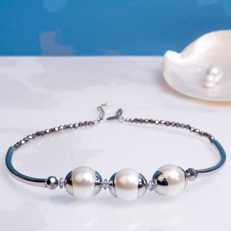 Collier trio de perles de nacre blanche sur tubes argentés et cristal
