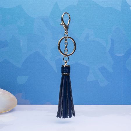 Porte clés en cuir avec pompon bleu marine