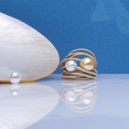 Bague multi rangs élastique beige et duo de perles de nacre