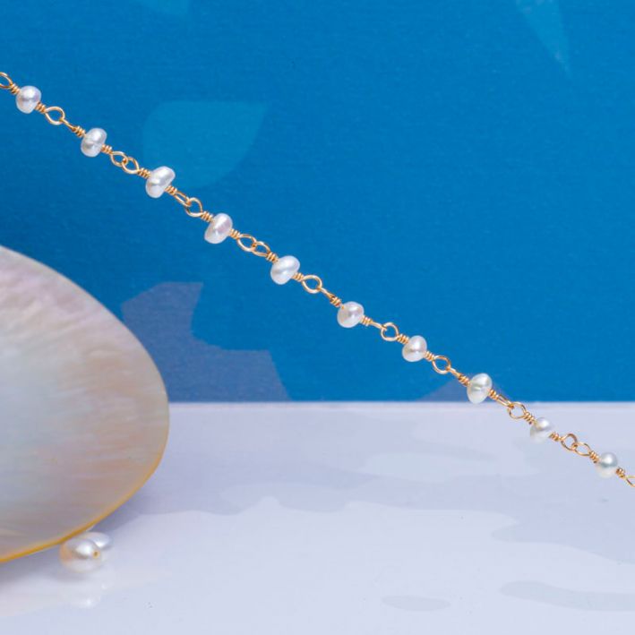 Bracelet petites perles de culture blanches sur chaîne dorée