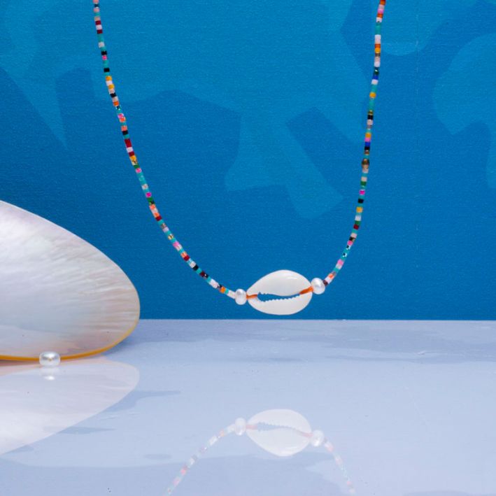 Collier perles de rocailles multicolores et coquillage Kori