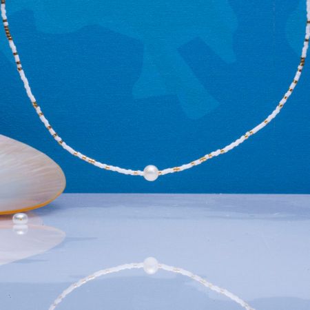 Collier perles de rocailles blanches et dorées et perle blanche