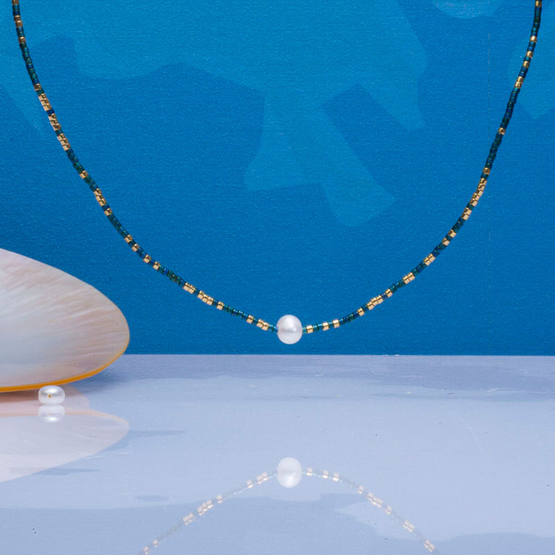 Collier perles de rocailles bleues dorées et perle blanche