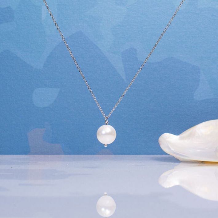 Collier une perle de nacre blanche sur chaîne argentée