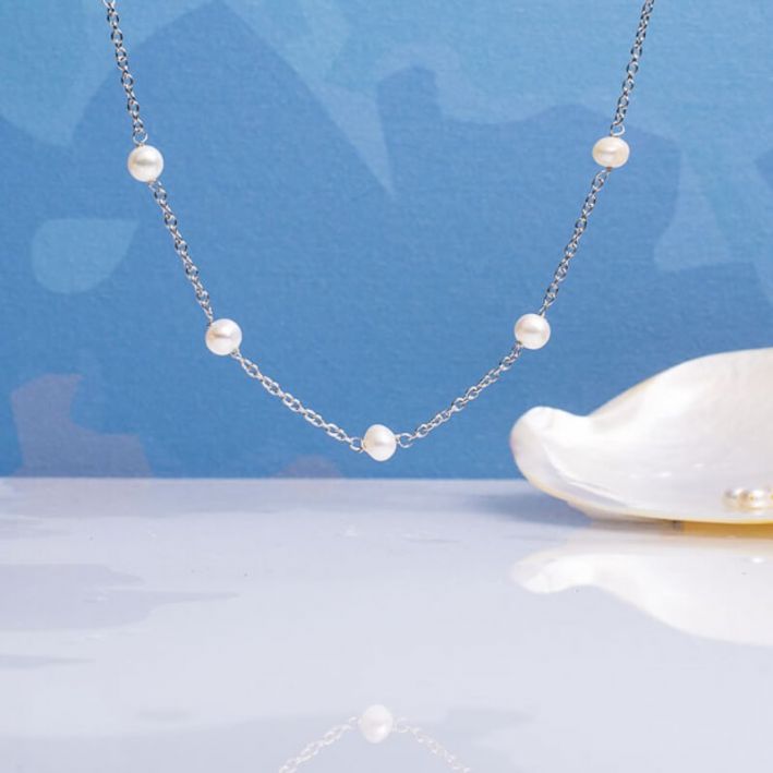 Collier petites perles de culture blanches sur chaine 