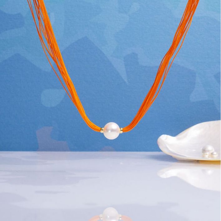 Collier une perle de culture blanche sur multi-cordon orange