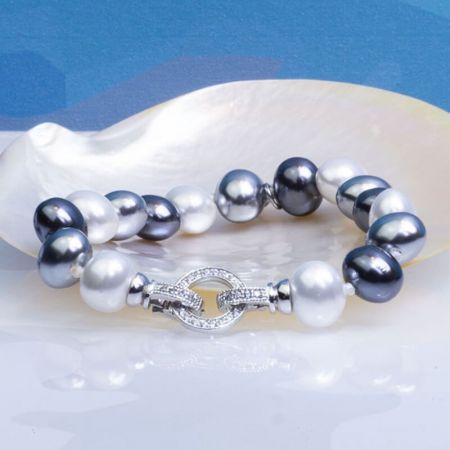 Bracelet perles de nacre baroques couleur argentée