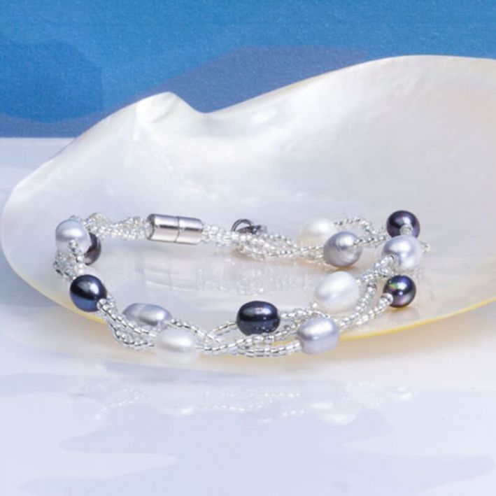 Bracelet en perles de rocaille argentées et perles de culture
