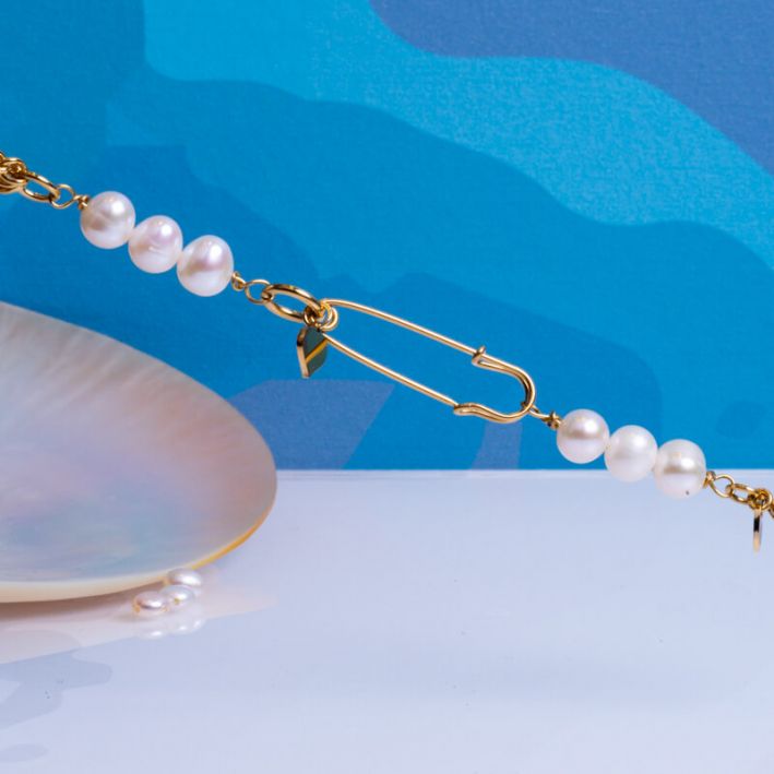 Bracelet multi-mailles et attache dorée, perles de culture blanches
