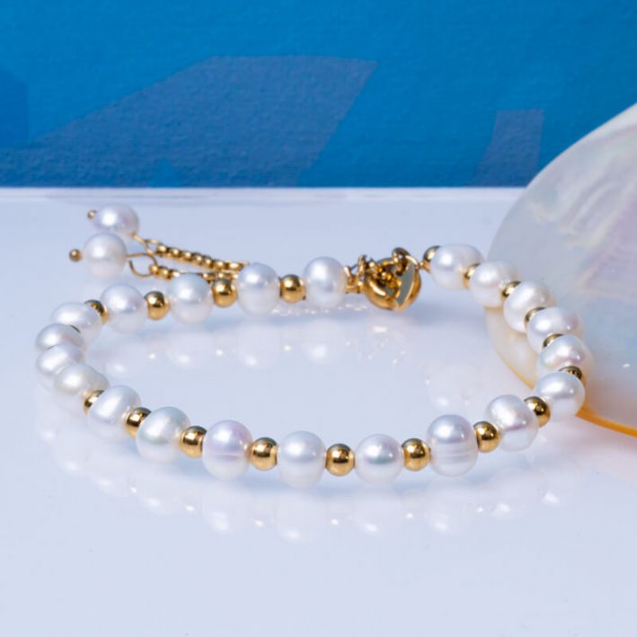 Bracelet coulissant perles de culture blanches et petites perles en acier doré