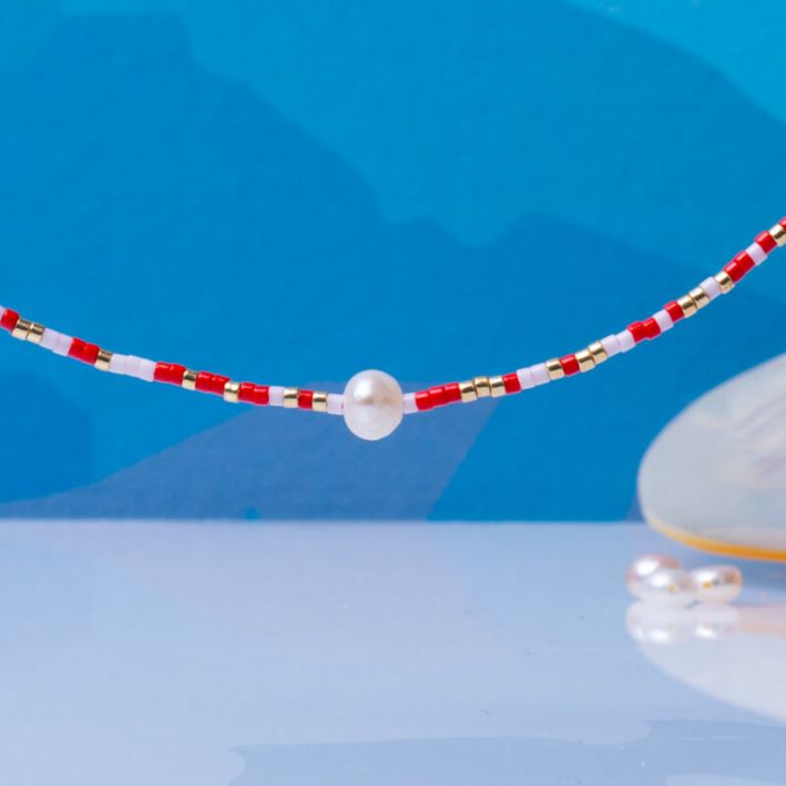 Collier perles de rocailles rouges et perle blanche